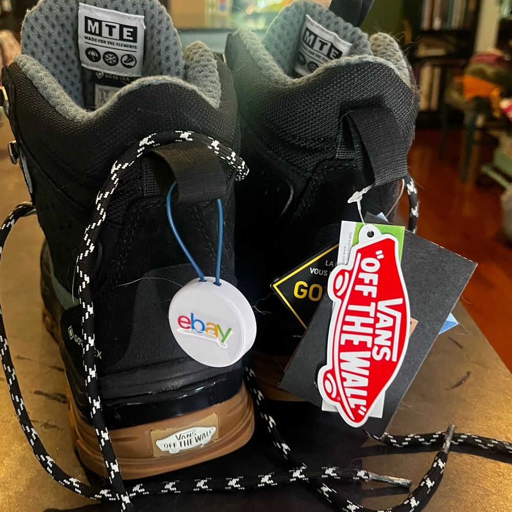 Vans Black and Sage Gore-Tex Boots men’s 8 women’s 9.5 Authenticated with Tag